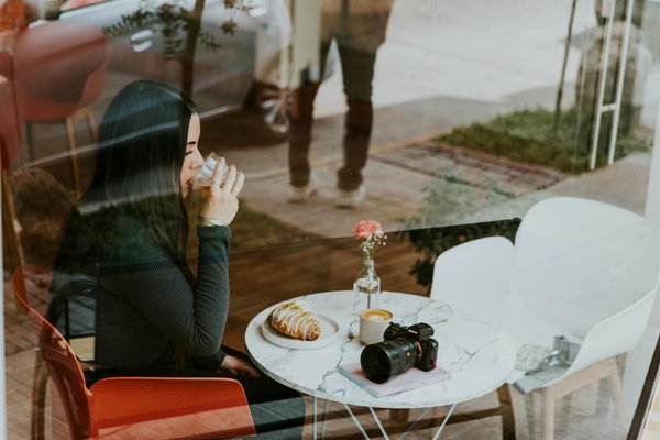 Comment maitriser l'art du flirt subtil dans des situations sociales ?