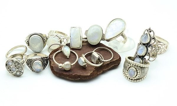 Les tendances actuelles en matière de bagues en pierre naturelle (styles et designs incontournables, la pointe de la mode)