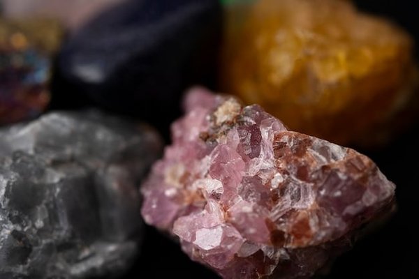 Comment bien choisir les pierres naturelles de géodes d'améthyste ?