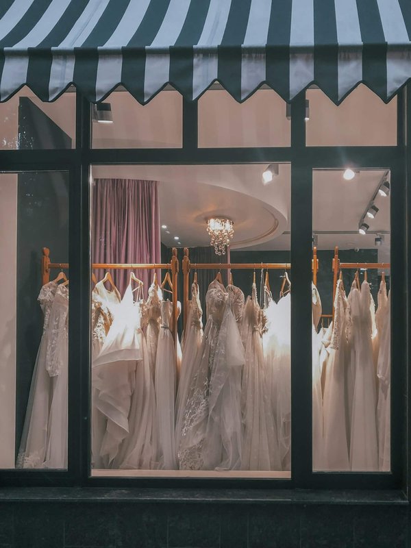 Trouver la robe de mariée parfaite : les avantages offerts par les boutiques en ligne