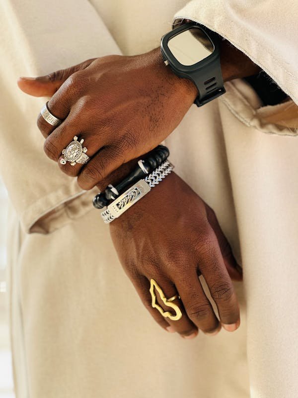 Découvrez les bracelets en argent homme tendance et abordables